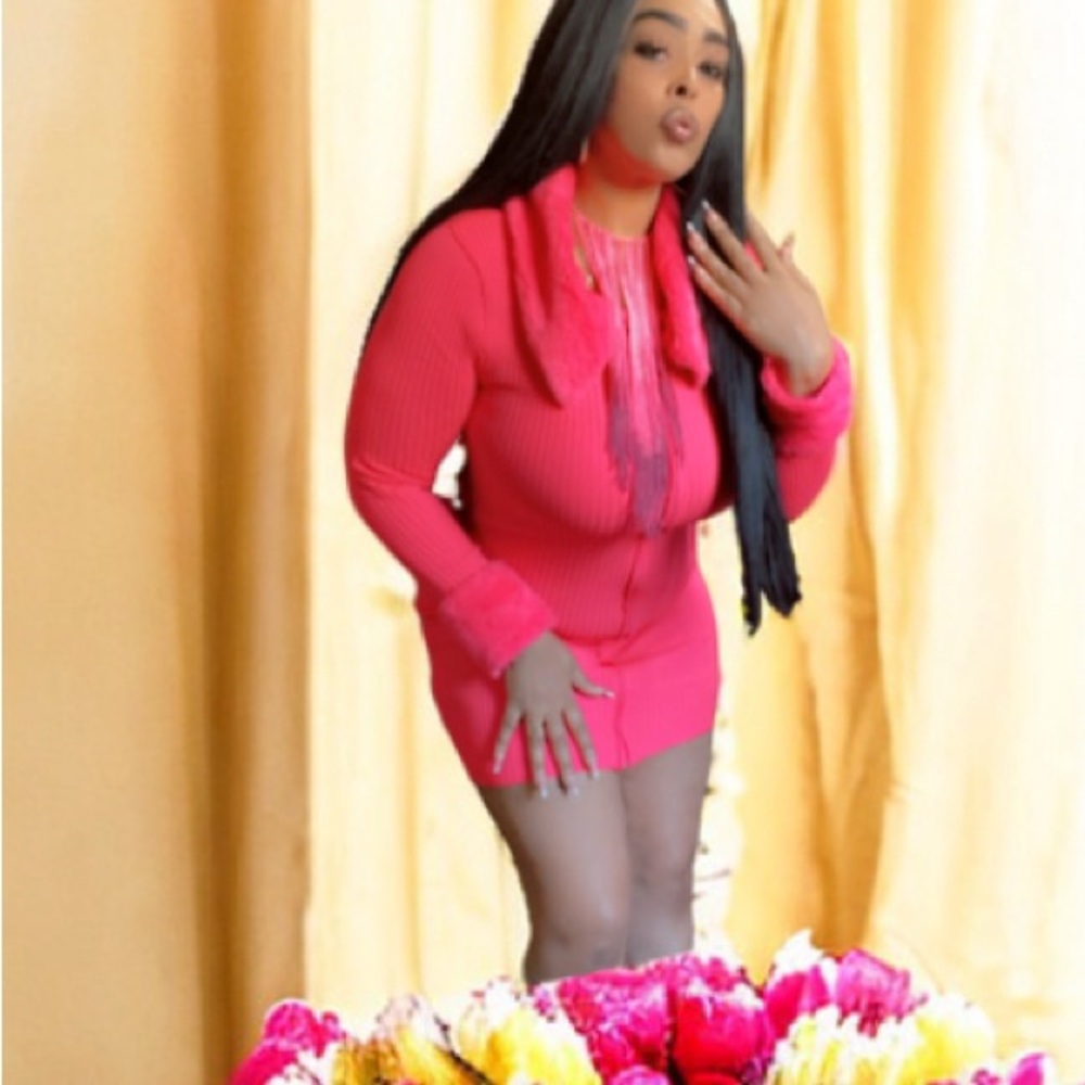 Hot pink sweater, dress with fur on the collar and the wrist! 👗☄️🌸